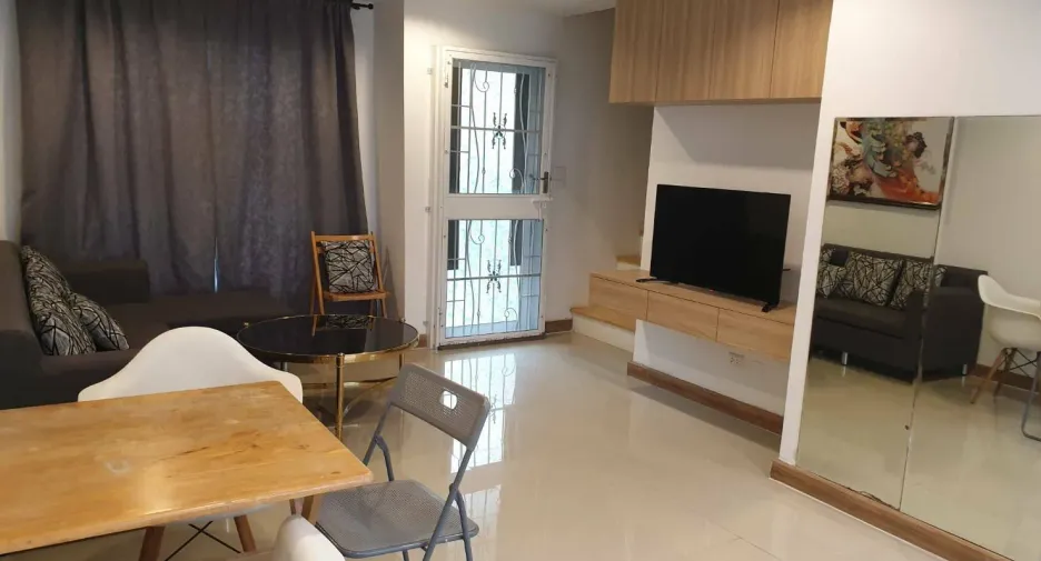 À vendre et à louer 3 chambres maison de ville à Sam Phran, Nakhon Pathom