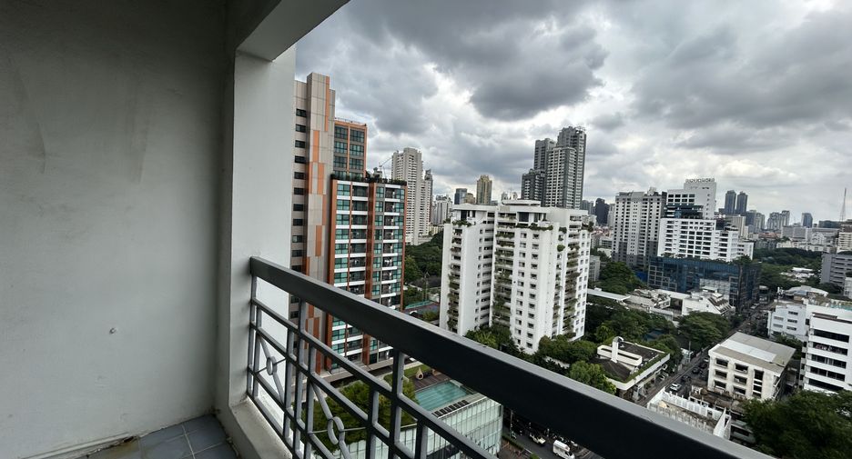 For sale 3 bedrooms condo in Watthana, Bangkok