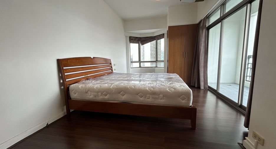 For sale 3 bedrooms condo in Watthana, Bangkok