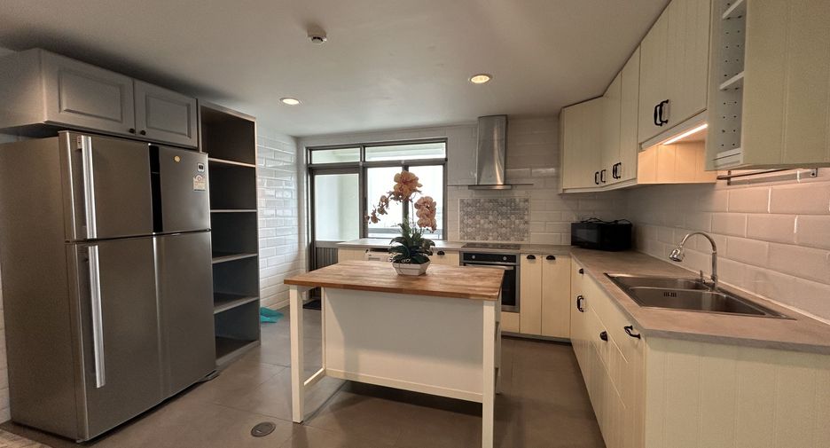 For sale 3 bedrooms condo in Watthana, Bangkok
