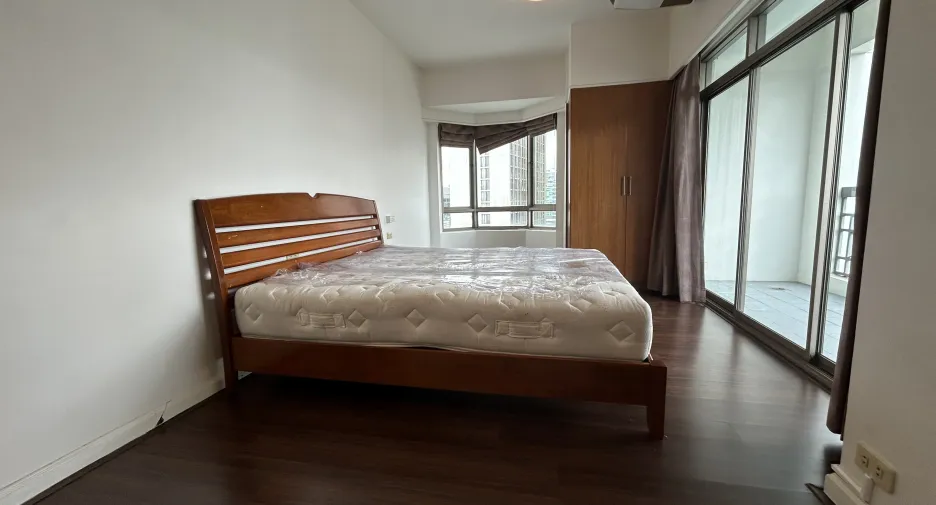 For sale 3 bedrooms condo in Watthana, Bangkok