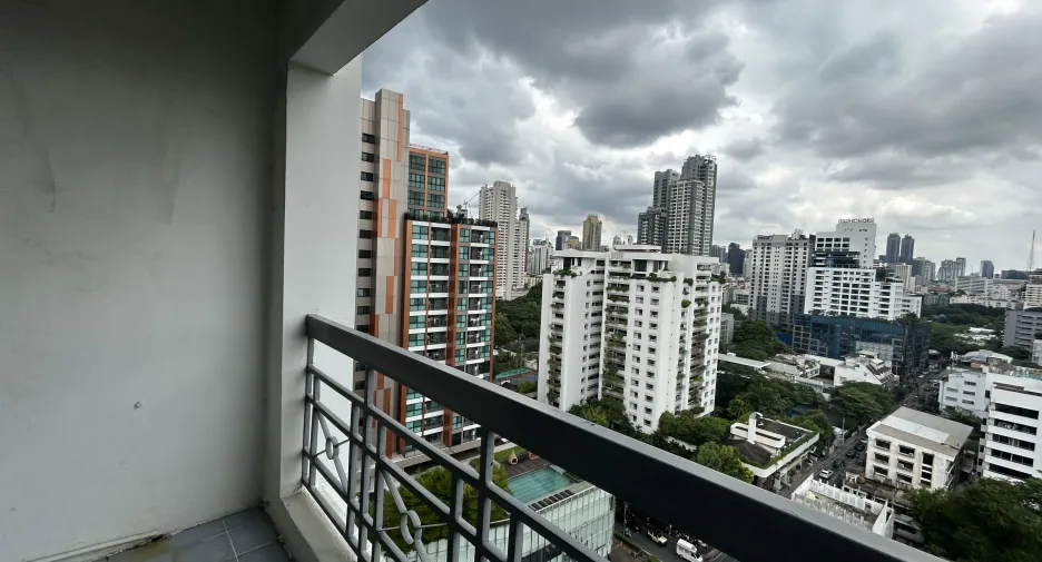 For sale 3 bedrooms condo in Watthana, Bangkok