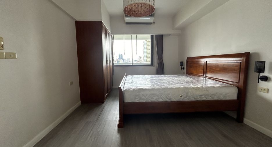 For sale 3 bedrooms condo in Watthana, Bangkok