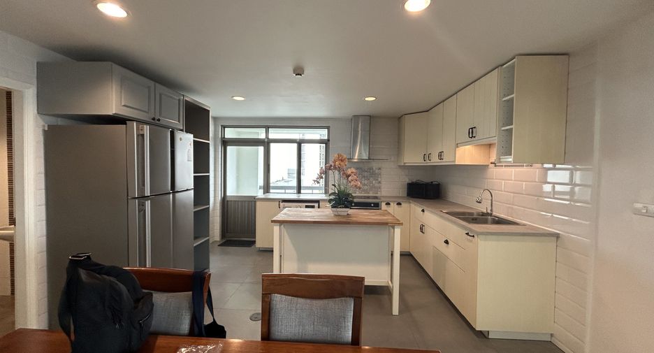 For sale 3 bedrooms condo in Watthana, Bangkok