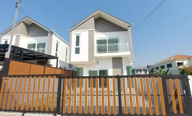 Casa en venta de 4 habitaciones en Phutthamonthon, Nakhon Pathom