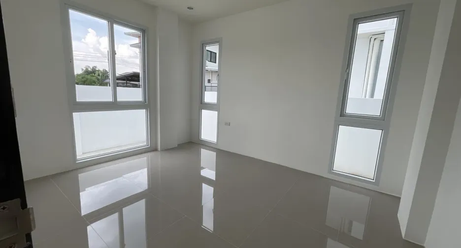 For sale 4 bedrooms house in Phutthamonthon, Nakhon Pathom