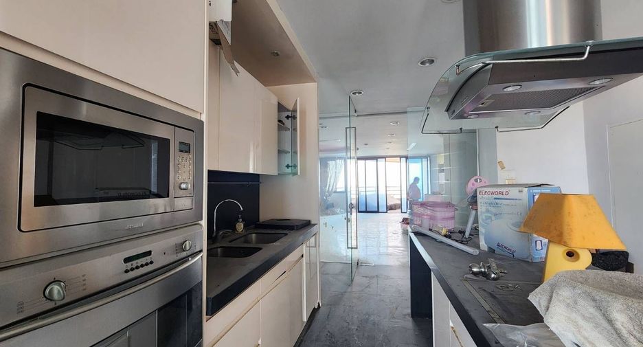 For sale 3 bedrooms condo in Yan Nawa, Bangkok