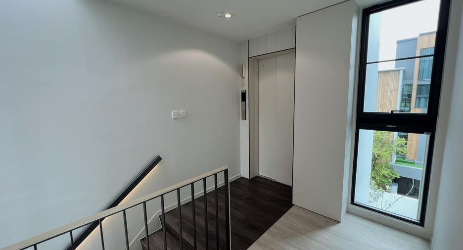 For sale 4 bedrooms house in Saphan Sung, Bangkok