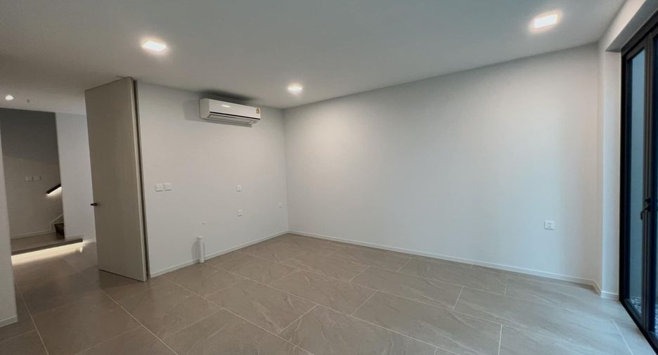 For sale 4 bedrooms house in Saphan Sung, Bangkok