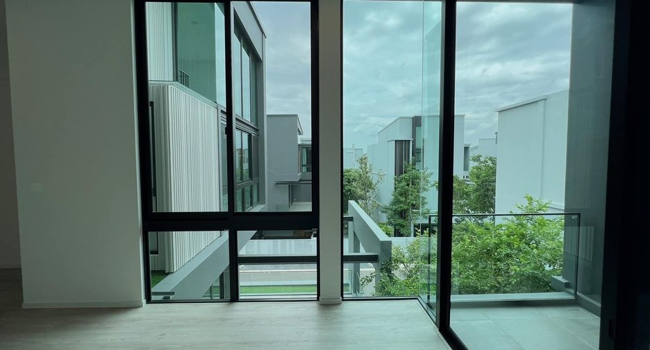 For sale 4 bedrooms house in Saphan Sung, Bangkok
