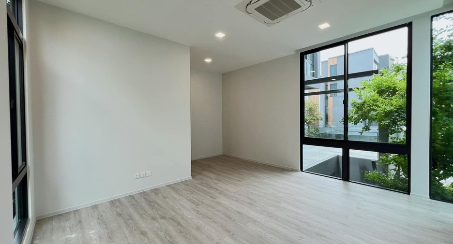 For sale 4 bedrooms house in Saphan Sung, Bangkok