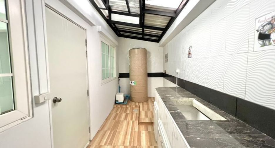 For sale 4 bedrooms townhouse in Bang Phli, Samut Prakan