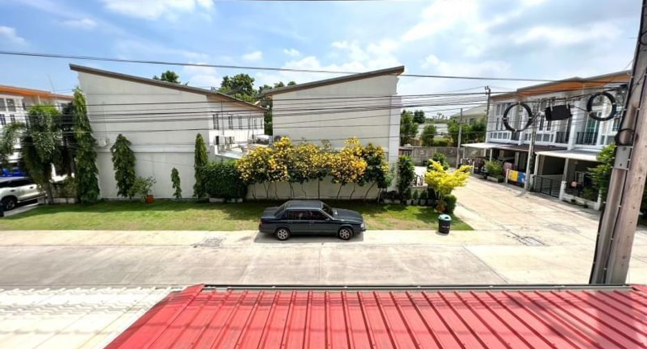 Casa adosada en venta de 4 habitaciones en Bang Phli, Samut Prakan