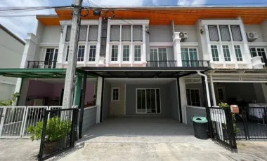 Casa adosada en venta de 4 habitaciones en Bang Phli, Samut Prakan