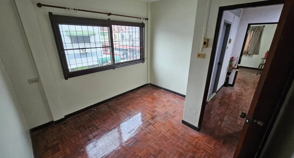 For rent 3 bedrooms townhouse in Mueang Nonthaburi, Nonthaburi