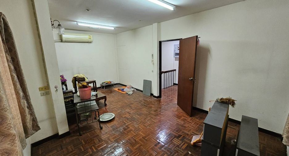 For rent 3 bedrooms townhouse in Mueang Nonthaburi, Nonthaburi
