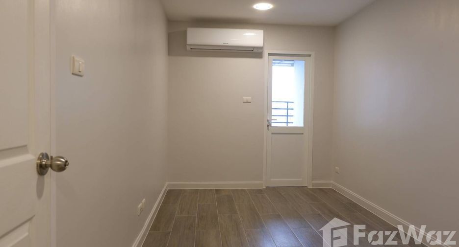 For sale 4 ベッドルーム condo in Huai Khwang, Bangkok