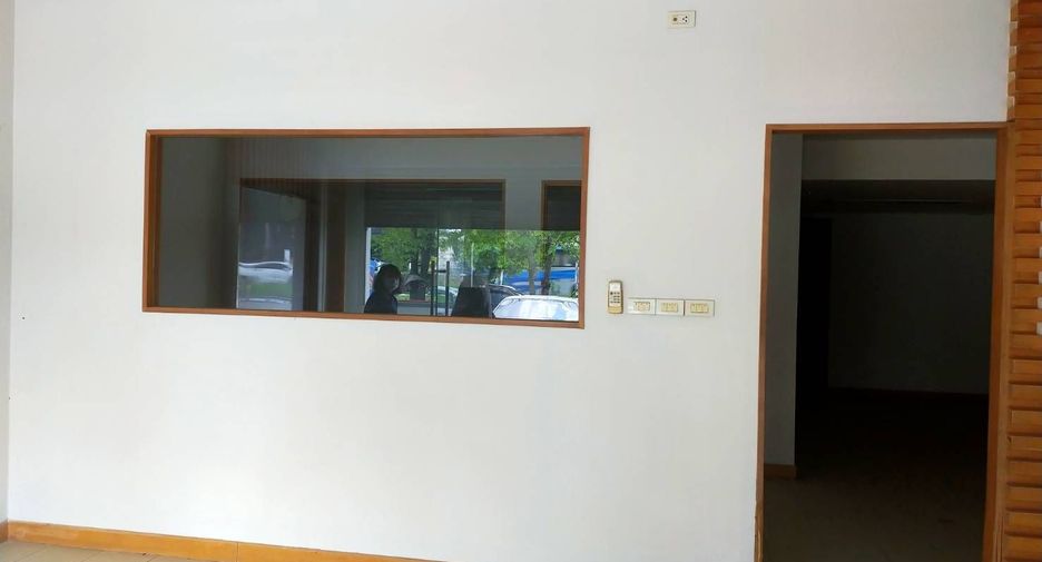 For sale 4 bedrooms retail Space in Mueang Chumphon, Chumphon