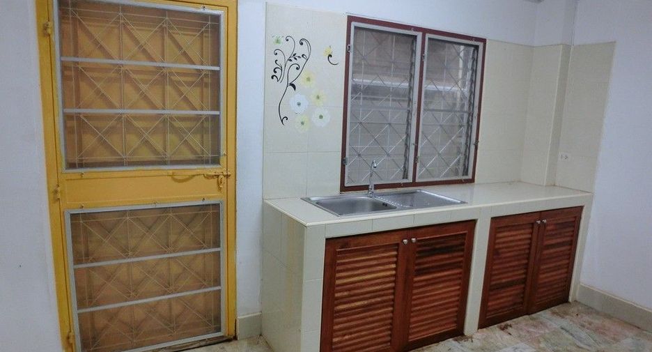 For sale 3 bedrooms townhouse in Mueang Sakon Nakhon, Sakon Nakhon
