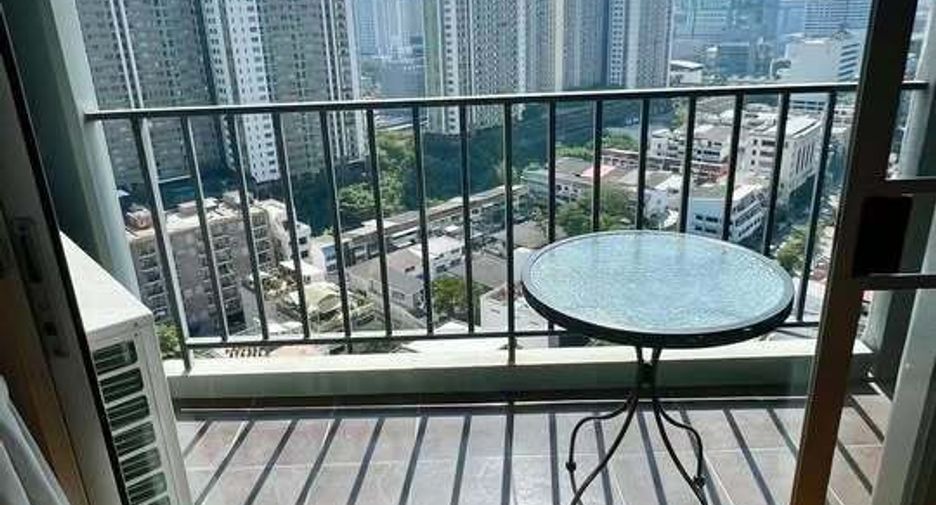 For sale 3 bedrooms condo in Huai Khwang, Bangkok