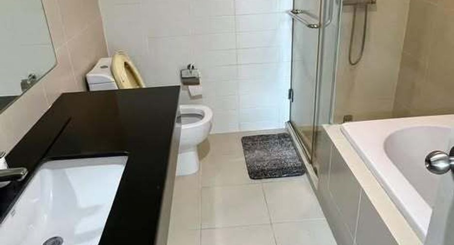 For sale 3 bedrooms condo in Huai Khwang, Bangkok