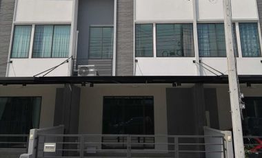 À vendre 3 chambres maison de ville à Sai Mai, Bangkok