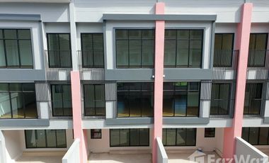 À vendre 2 chambres maison de ville à Bang Sao Thong, Samut Prakan