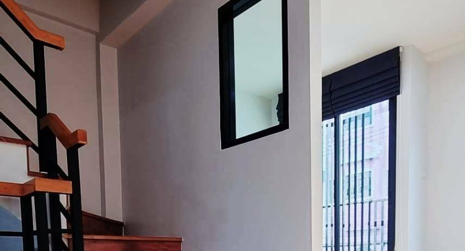 À vendre 2 chambres maison de ville à Bang Sao Thong, Samut Prakan