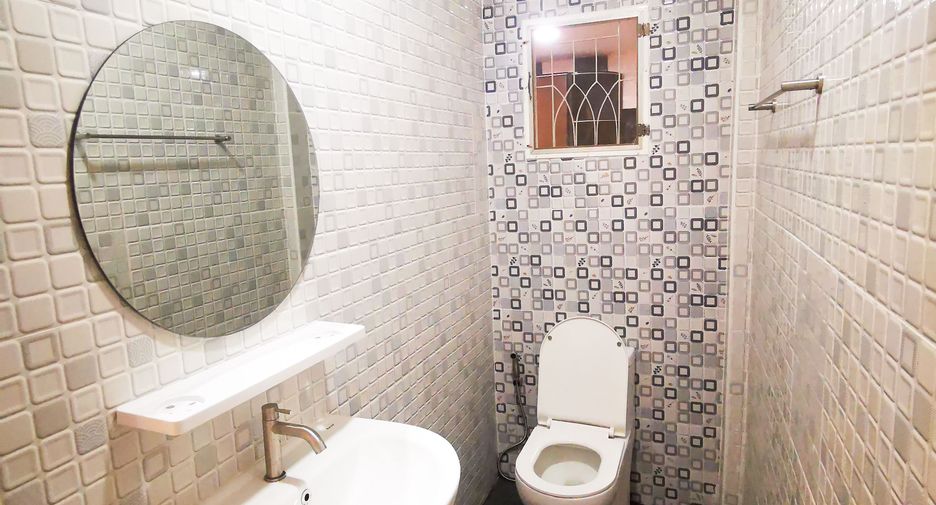 Casa adosada en venta de 2 habitaciones en Khlong Sam Wa, Bangkok