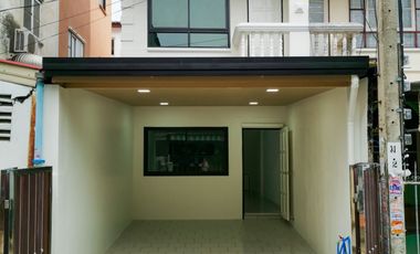 For sale 2 ベッドルーム townhouse in Khlong Sam Wa, Bangkok