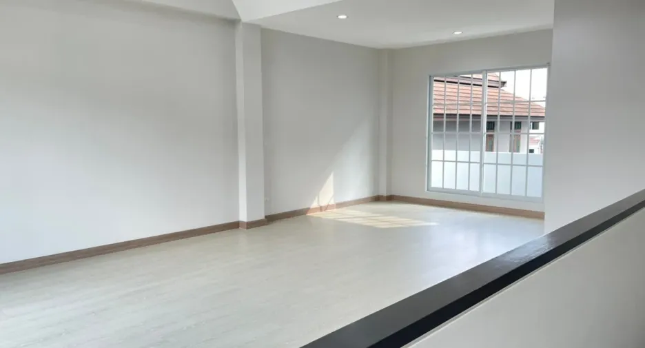 For sale 3 bedrooms townhouse in Bang Kapi, Bangkok