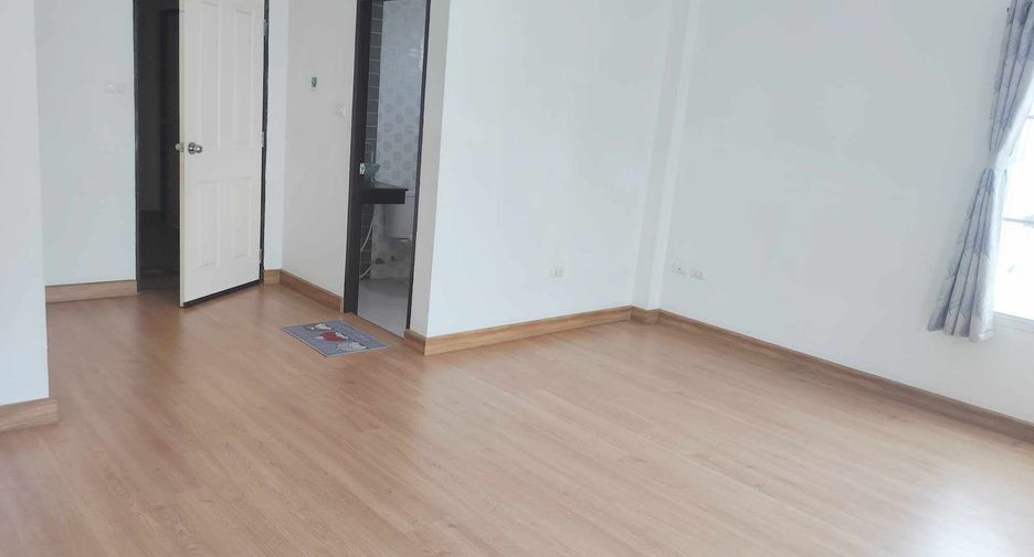 For sale 3 bedrooms townhouse in Phan Thong, Chonburi