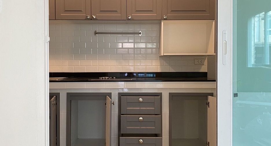 For sale 3 bedrooms townhouse in Nong Khaem, Bangkok