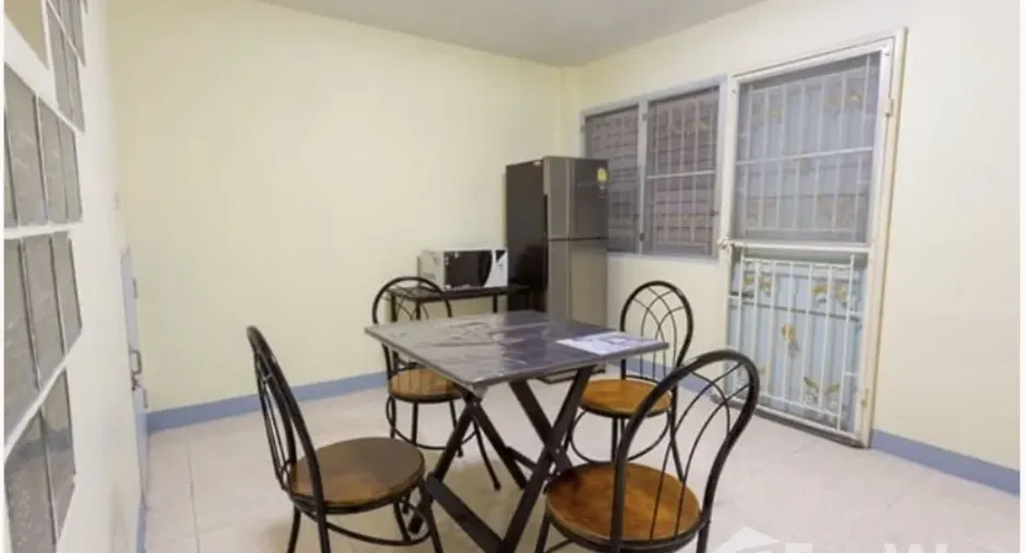 For rent 3 bedrooms townhouse in Mueang Rayong, Rayong