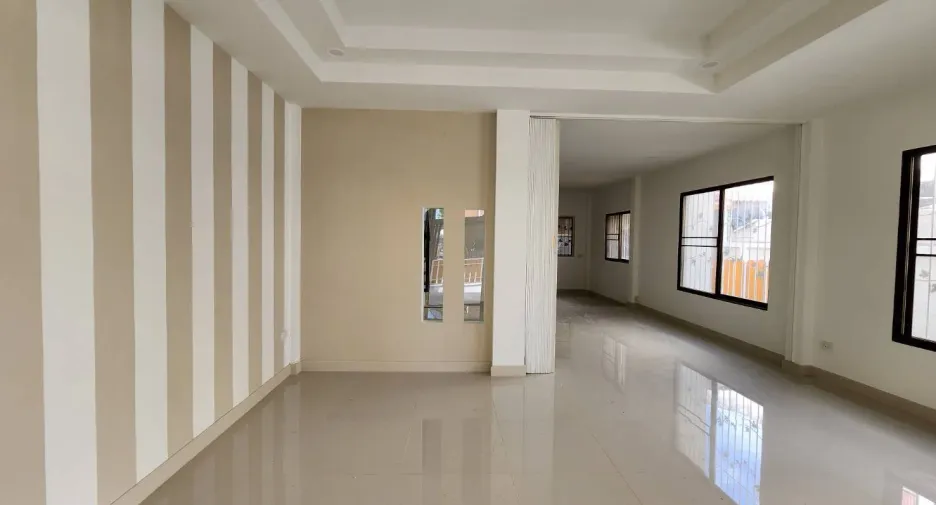 À vendre 3 chambres maison de ville à Mueang Chon Buri, Chonburi