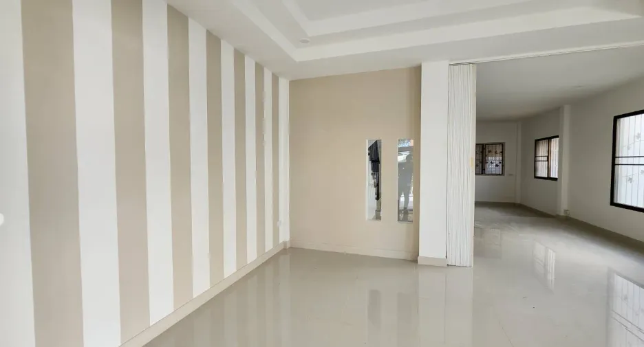 Продажа 3 спальни таунхаус в Mueang Chon Buri, Чонбури