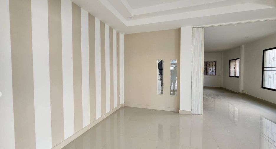 À vendre 3 chambres maison de ville à Mueang Chon Buri, Chonburi