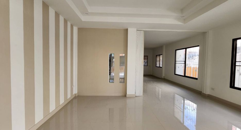 Продажа 3 спальни таунхаус в Mueang Chon Buri, Чонбури