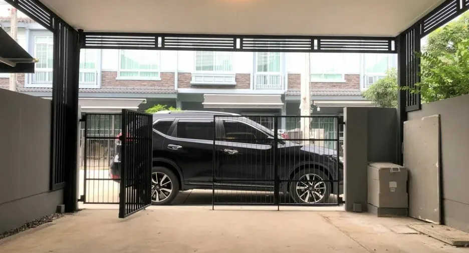 For sale 2 bedrooms townhouse in Bang Phli, Samut Prakan