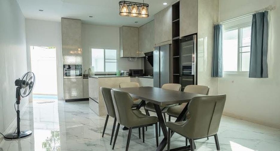 For rent 4 bedrooms villa in Mueang Phuket, Phuket