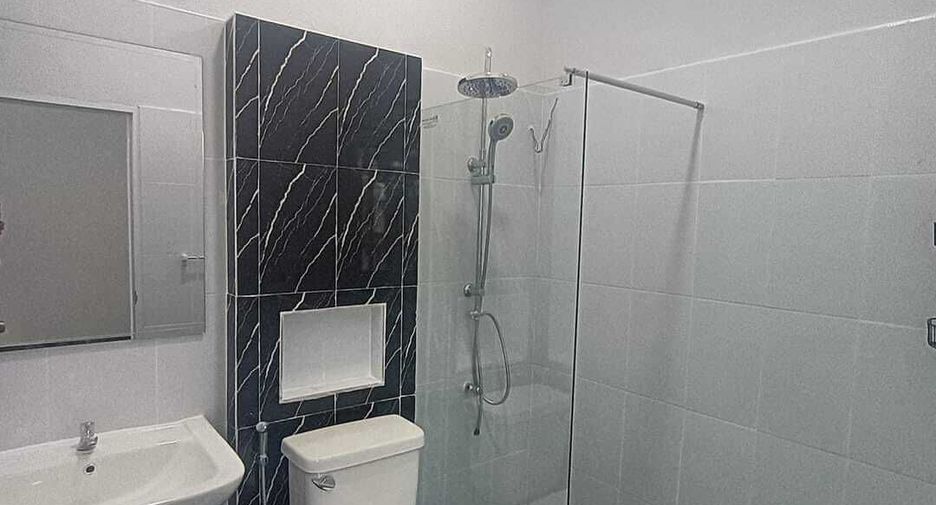 For sale 3 bedrooms house in Mueang Sakon Nakhon, Sakon Nakhon