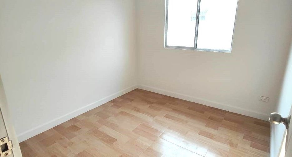 À vendre 4 chambres maison de ville à Krathum Baen, Samut Sakhon