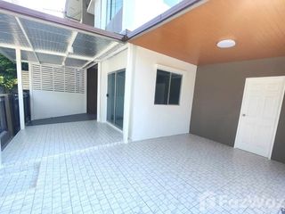 Casa adosada en venta de 4 habitaciones en Krathum Baen, Samut Sakhon