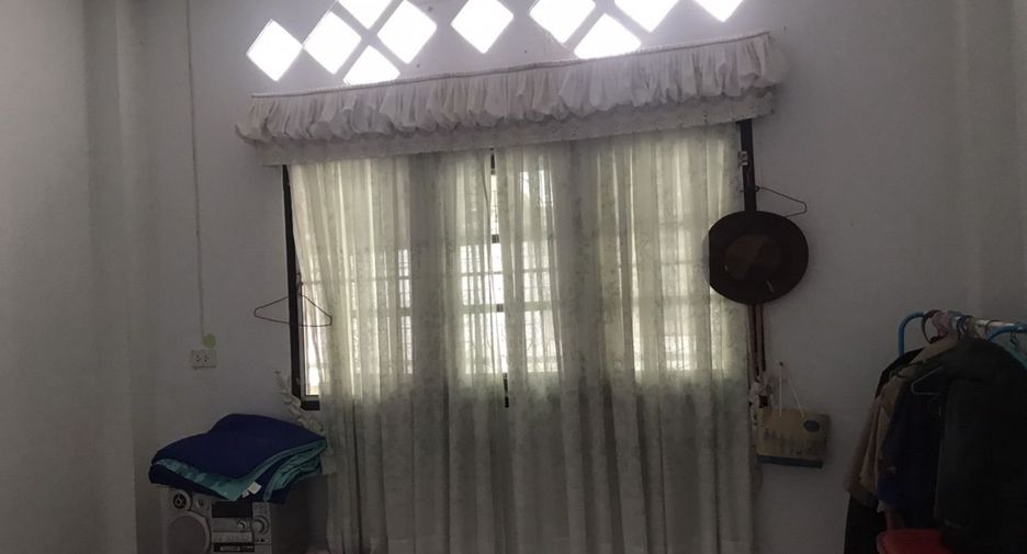 For sale 4 bedrooms house in Mueang Nakhon Phanom, Nakhon Phanom