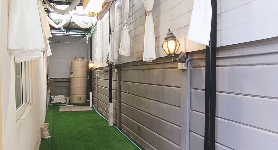 For sale 4 bedrooms townhouse in Mueang Samut Sakhon, Samut Sakhon