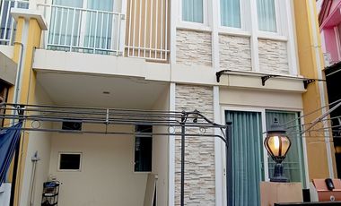 For sale 4 bedrooms townhouse in Mueang Samut Sakhon, Samut Sakhon