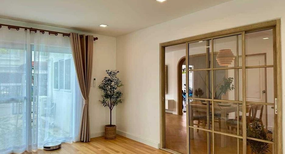 For sale 4 bedrooms house in Khlong Sam Wa, Bangkok