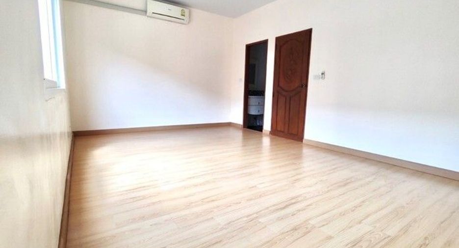 For sale 4 bedrooms townhouse in Mueang Udon Thani, Udon Thani