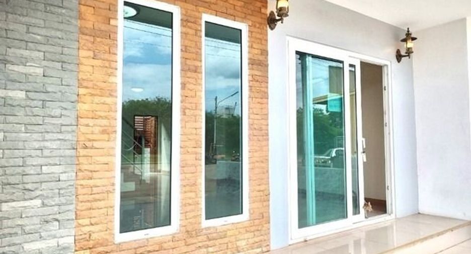 For sale 4 bedrooms townhouse in Mueang Udon Thani, Udon Thani