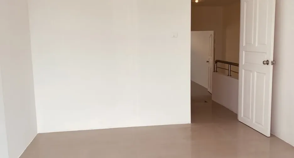 Casa adosada en venta de 3 habitaciones en Mueang Rayong, Rayong